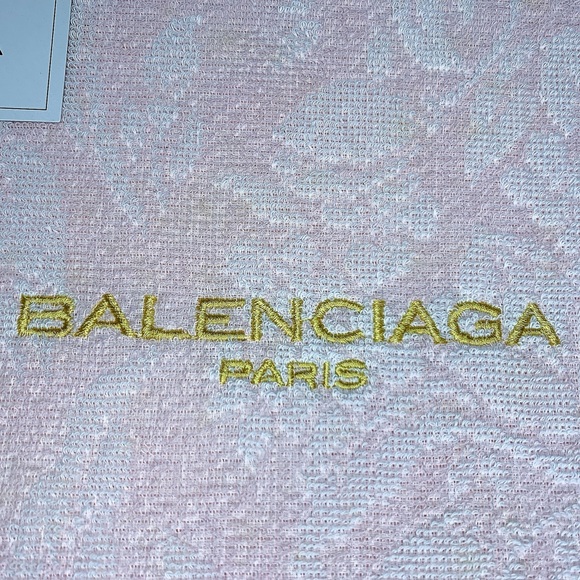 Balenciaga 100% Cotton Towel Bed Sheet in Pink - Picture 6 of 14